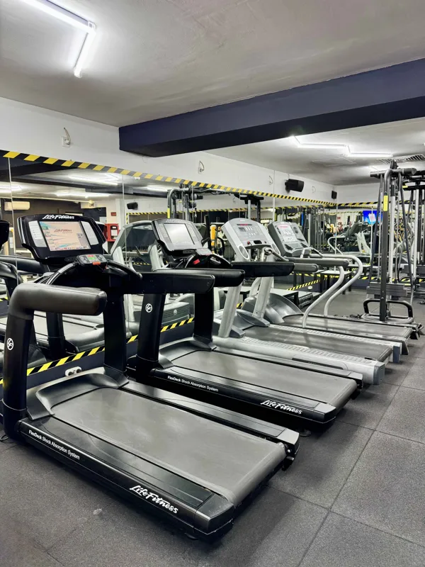 Zona de cardio cu benzi Life Fitness interactive, eliptice și biciclete